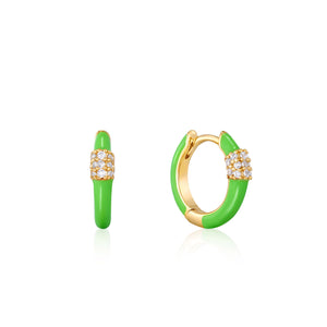 Boucles d'oreilles Huggie Hoop en émail vert fluo avec mousqueton en or