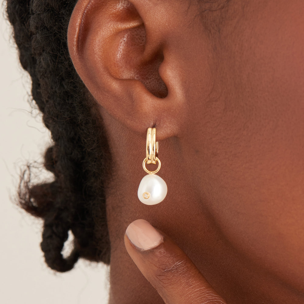 Boucles d'oreilles Huggie Hoop en or avec perles et paillettes ?