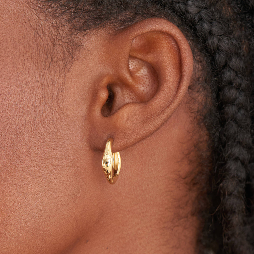 Boucles d'oreilles cerclées de vagues en or